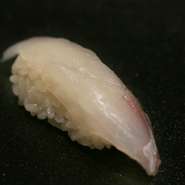 コチは軽く塩を当ててから昆布〆に。適度に水分が抜けたコチと昆布の旨みが融合し、格別の味わいです。