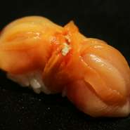 突出した旨味と清々しい香りが魅力の『赤貝』。噛みしめた途端にあふれ出す旨味を堪能できる逸品です。