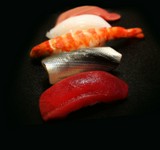 こいづみの絶品の江戸前鮨をお昼もご堪能ください。
おまかせ握り11貫に巻物（半分）、お吸い物付き