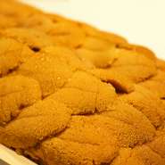 赤酢や煮切り醤油など、伝統の江戸前鮨を継承するための創意工夫を大切にする小泉氏。お品書きは、豊洲や金沢から届く旬の鮮魚を使用した『おまかせ握り』のみという潔さ。多彩な日本酒やワインが華を添えます。