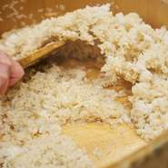 「鮨職人として最高の仕事をしたい」と語る小泉氏が心がけるのは、客席の清掃や厨房の衛生管理。「店の基本は清潔」をモットーに、伝統を守る鮨店ならではのプライドを持って訪れるゲストをもてなします。