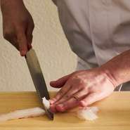 食材の旬を知り尽くした小泉氏の手による握りは、江戸前鮨の真骨頂。端正で丁寧な仕事が際立つ逸品は、ソムリエ厳選のワインや日本酒と好相性。凛とした空気が心地よい上質空間は、食事会や接待にぴったりです。