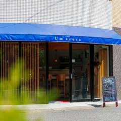 新長田駅5分。青い屋根＆ワインの看板が目印のオープンなお店
