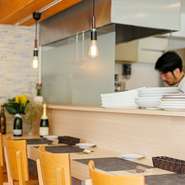 一人から気軽に足を運べるお店。カウンター越しに眺める厨房の様子や、料理人との会話もまた醍醐味です。あと少しだけ楽しみたいときにも嬉しい、手頃なメニューも多数あり。二軒目需要にも応えてくれます。