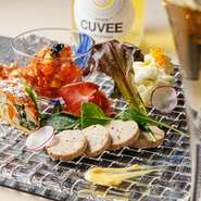 赤白のワインはグラス・ボトルで各3種のオススメを用意。シーンや好みに合わせて楽しめるように“松竹梅”のイメージでセレクトしているとか。気軽に楽しみたい日、贅沢を味わいたい日と、当日の気分で選べます。