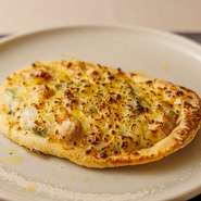 お一人様でもオーダーできる、おつまみ向けの焼きたてピッツァ。手軽なサイズながらも、チーズもふんだんに使用しているため、食べ応えあり。ワインのパートナーとしてもオススメです。