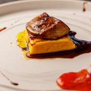 香ばしく焼き目をつけたフォアグラを、フレンチトーストの上に乗せて提供する逸品。赤ワインソースとアクセントを与えるイチゴのソースが、フォアグラの濃密な味わいを引き立ててくれます。