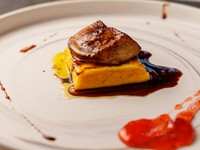 濃密な味わいを満喫する『フォアグラのポワレ』