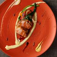 生産者より直接仕入れた、新鮮な旬の野菜たちはいずれも自慢の逸品。前菜やサラダはもちろん、お肉やお魚メインの料理でも、鮮やかな彩りと瑞々しい食感で楽しませてくれます。