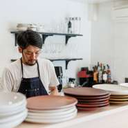 森田氏が大切にしている、料理・ワイン・人という3つの要素。食事を楽しむだけでなく、お店を通して生まれる人と人との関係性も【Um azura】の魅力です。