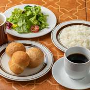 サラダ、スープ、ドリンク※単品より100円お得です。