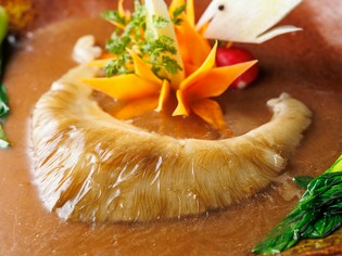 複数のだしを使うことで深みのある味になる『フカヒレの姿煮』