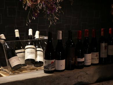 ソムリエによって、定番のワインから希少な一本までセレクト