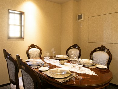 2階は個室完備。プライベートな時間をフランス料理と共に