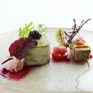 アミューズ
前菜
スープ
魚料理
肉料理（アップグレードメニュー有り）
デザート