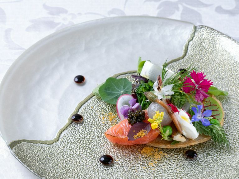 フランス料理の前菜。色鮮やかに華やかに装う『信州サーモン 旬野菜 そば粉』