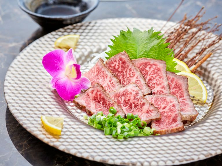 黒毛和牛の赤身と霜降り。表面を香ばしく焼き上げた『黒毛和牛あぶり焼き』