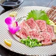 黒毛和牛の赤身と霜降り。表面を香ばしく焼き上げた『黒毛和牛あぶり焼き』