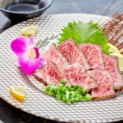 黒毛和牛の赤身と霜降り。表面を香ばしく焼き上げた『黒毛和牛あぶり焼き』