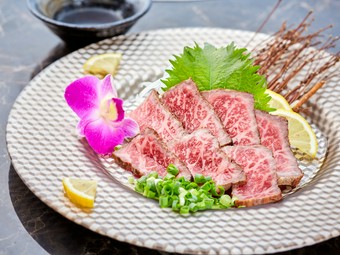 黒毛和牛の赤身と霜降り。表面を香ばしく焼き上げた『黒毛和牛あぶり焼き』