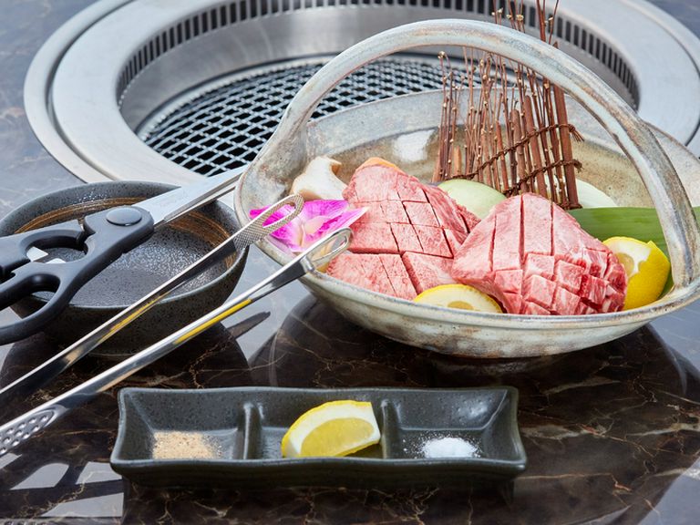 牛タン独特の歯ごたえと、タン元特有のジューシーさが味わえる『黒毛和牛タン〜極厚切り〜』