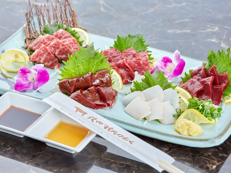  精肉店がこだわって育て上げた、上質の馬刺しを盛り合わせで楽しむ『5種盛り（3〜4人前）』