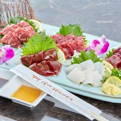  精肉店がこだわって育て上げた、上質の馬刺しを盛り合わせで楽しむ『5種盛り（3～4人前）』