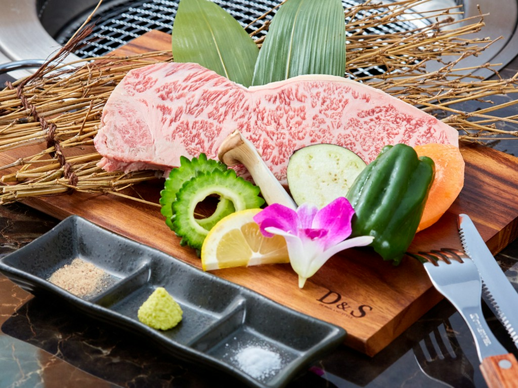 美しい霜降りと赤みのバランスが絶妙『極上サーロインステーキ』