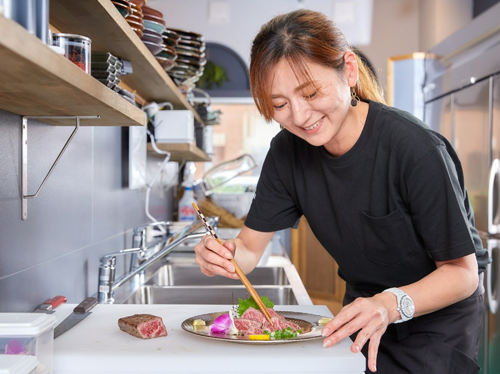 爽やかな笑顔とさりげない気配り。料理人との心の距離が近い店