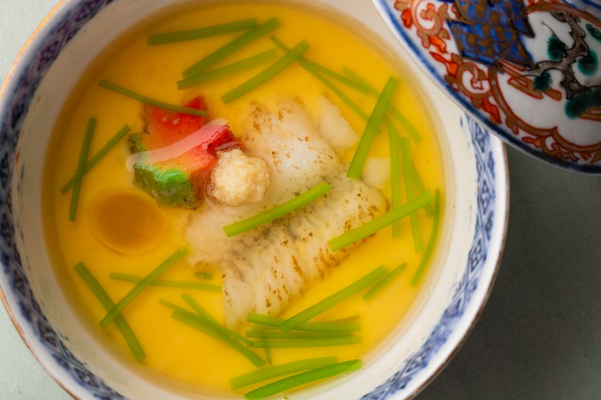 季節の器と四季のお料理が愉しめます