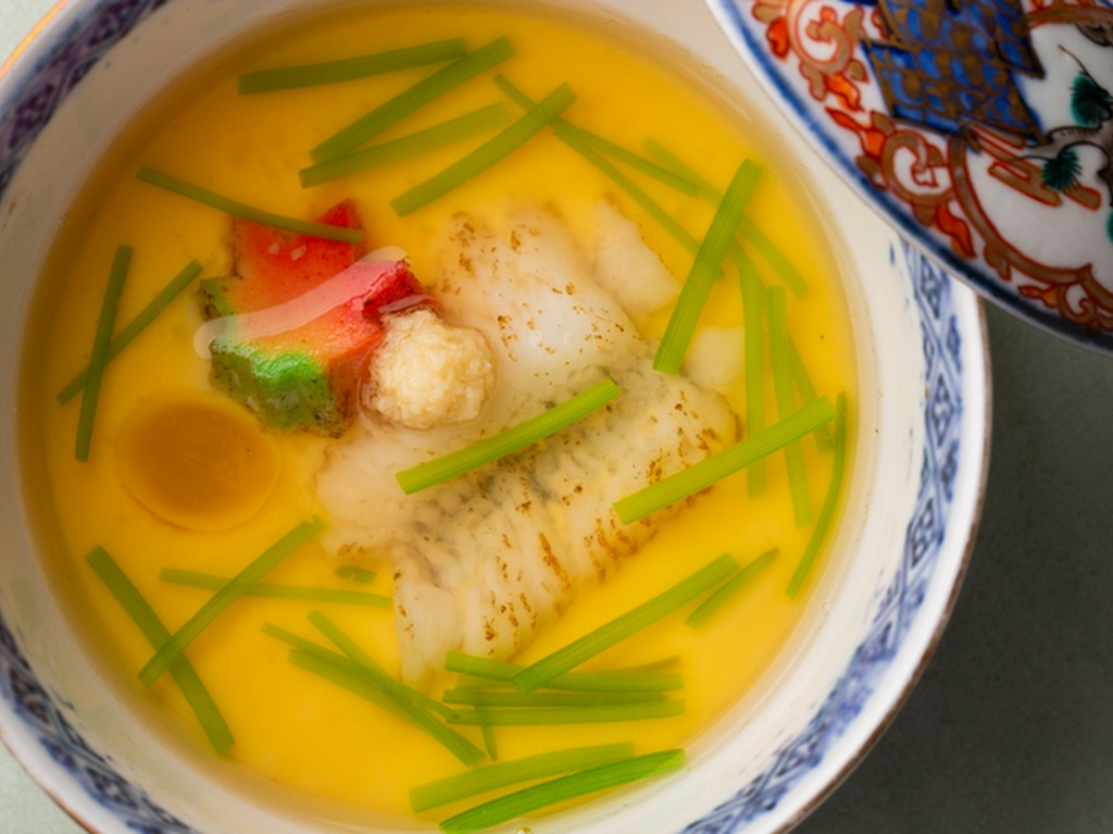 季節の器と四季のお料理が愉しめます