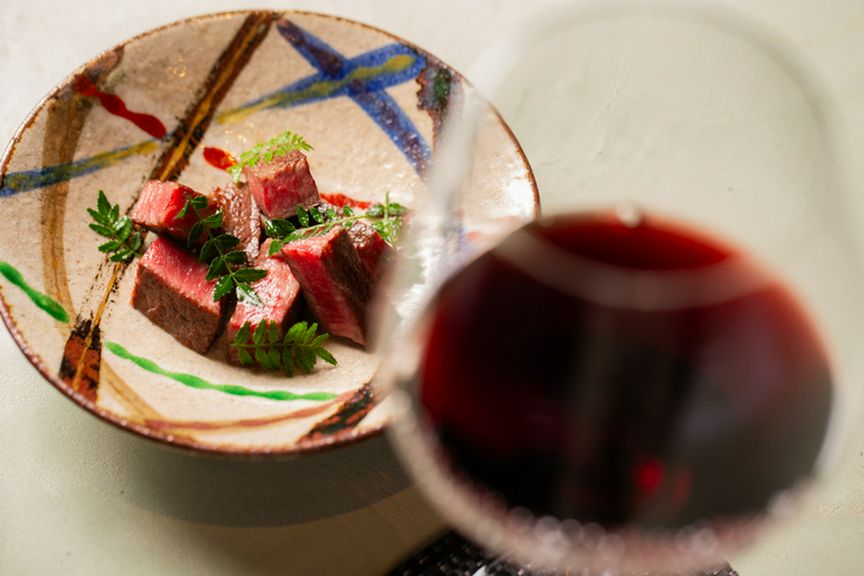 季節の本格和食にきれいに寄り添うワイン、各地の日本酒が充実