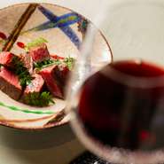 ソムリエ資格を持つ店主が自らの料理に合う飲み物を用意。日本やヨーロッパのワイン、日本各地の銘酒を中心に幅広いドリンクが揃います。コースの各皿に合うペアリングを提案しているので、店主に気軽にお声がけを。
