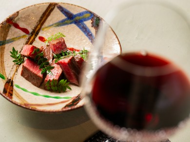 季節の本格和食にきれいに寄り添うワイン、各地の日本酒が充実