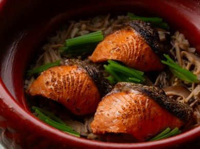 季節の土鍋ご飯が愉しめます