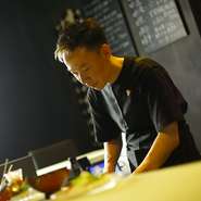 「食堂」を名乗るのは、「京料理を肩肘はらずに楽しんでもらいたい」という思いから。割烹スタイルのカウンターで調理の臨場感を届けつつ、コース一本として、注文の難度はゼロに！アットホームな雰囲気も好評です。