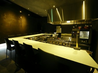 季節感に富む料理に綺麗に寄り添うワインや日本酒が充実