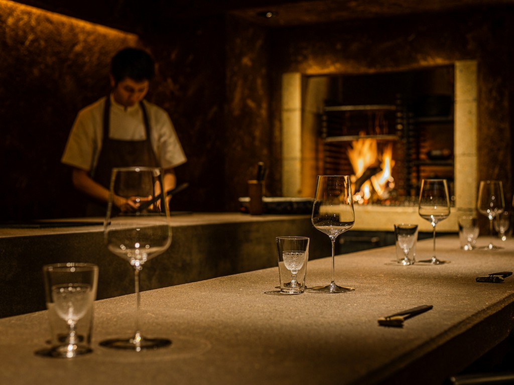 暖炉の炎の変化を背景に、料理人の所作を堪能する