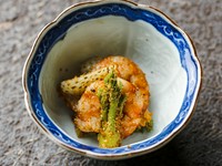 山菜、青苺で春の訪れを印象づける先付け、『山菜と車海老の胡麻和え　発酵苺』