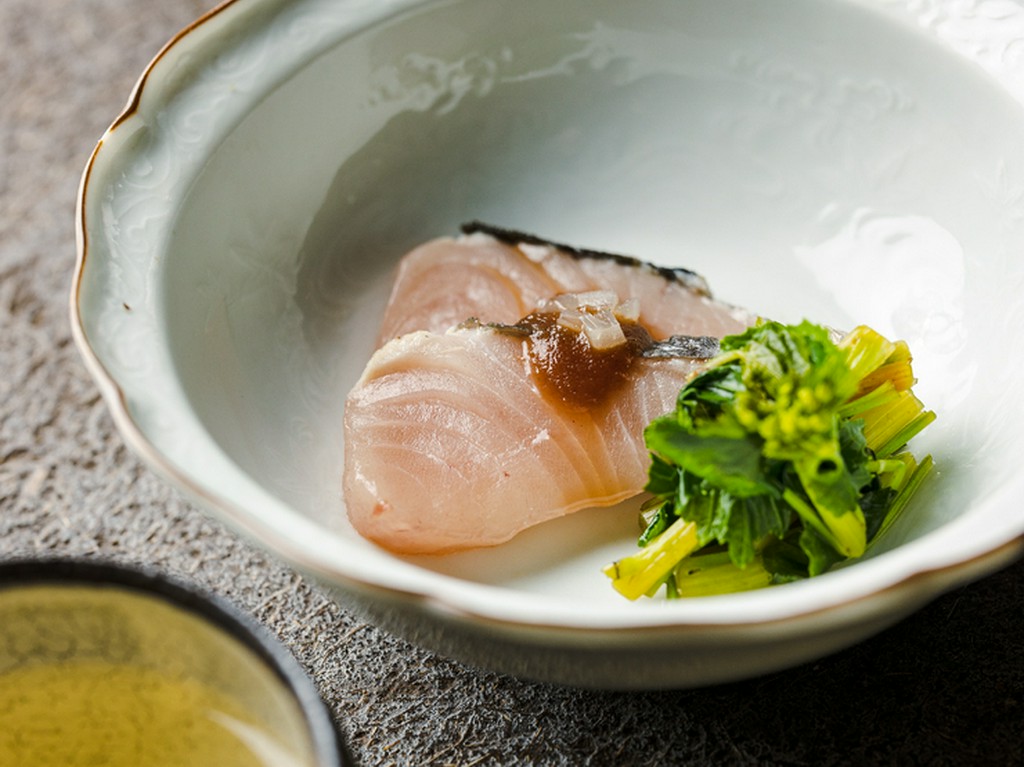 灰の中で4日間熟成させた『灰熱鰆　発酵玉ねぎホタルイカひしお』