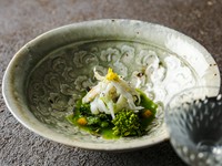 旬の苦味を愉しむ『薪焼き菜花と白魚　発酵グリーンピース』