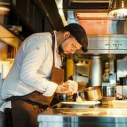 故郷カタルーニャをはじめマドリッド出身の母、アンダルシア出身の祖母の料理で育ち、スペイン各地の味に親しんできたマテウ氏。伝統の味をベースに世界各国で学んだ知識とセンスでシェフならではの味を表現。