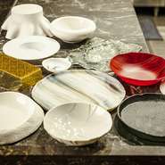 ガウディの作品として知られるサグラダ・ファミリアやグエル公園などでも有名なバルセロナ。マテウ氏は器のデザインにもこだわり、現地に特注するなど、高い芸術性で驚かせてくれます。