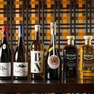 ワインはすべてスペイン産。クラシックなスタイルだけでなく、若手生産者によるモダンでナチュラルなものなど幅広い品揃え。知られざる名品との出会いが待っています。