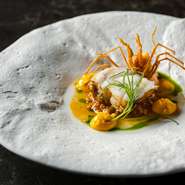 カタルーニャでとてもポピュラーなアンコウをはじめ、海の幸をサフランの香りをと共に。”スケッツ”という郷土料理の魚介のスープをモダンに表現した一皿。