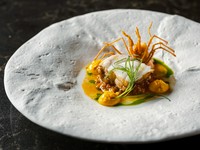 カタルーニャでとてもポピュラーなアンコウをはじめ、海の幸をサフランの香りをと共に。”スケッツ”という郷土料理の魚介のスープをモダンに表現した一皿。