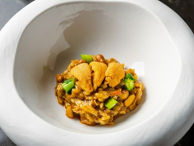 お米が口の中でジュワッと弾ける『ボンバ・ライス 蟹 雲丹 豚バラ肉パンチェッタ』ディナーコースより