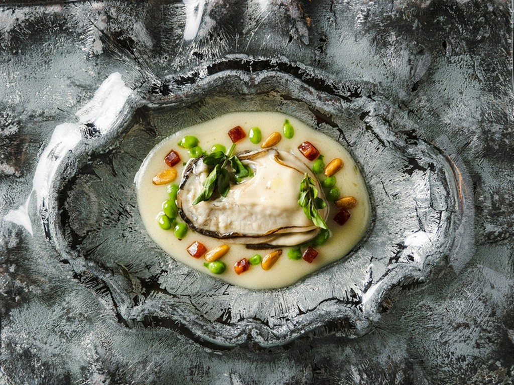 豊かな風味と、牡蠣をイメージしたお皿にも感動する『ピルピルソースと岩牡蠣』ディナーコースより