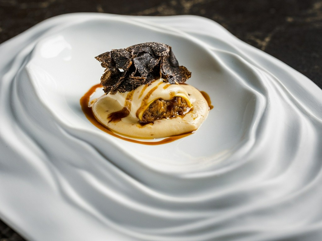 とろける味わい『イノシシのシチューベシャメル・ローズマリー風味 カネロニ包み』ディナーコースより