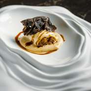 大きな筒状のパスタ・カネロニ。イタリアではポピュラーですが、スペインで食べられるのはカタルーニャのみ。ペースト状にした猪肉の煮込みをローズマリー風味のベシャメルソースとカタルーニャ産黒トリュフと共に。